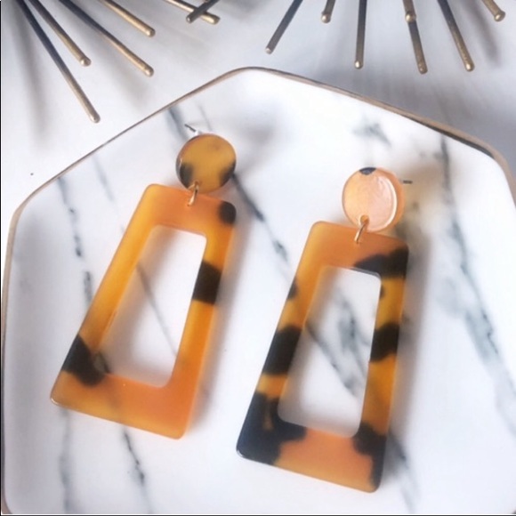 Jewelry - SOLD TO S 7 shell acrylic geometric/drop earrings
